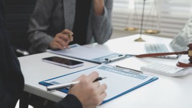 avukat ve birbirine office gazetelerde tartışırken bakarak istemci