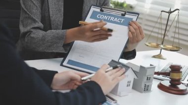 avukat ve birbirine office gazetelerde tartışırken bakarak istemci