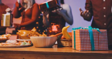 Lezzetli yiyeceklerle süslü ofis Noel Partisi. Noel ağaçları ve şenlik ışıklarıyla dekore edilmiş bir ofis, bir tatil partisi için hazırlanıyor..