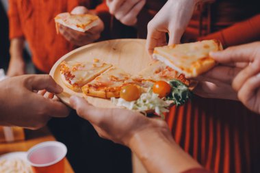 Lezzetli yiyeceklerle süslü ofis Noel Partisi. Noel ağaçları ve şenlik ışıklarıyla dekore edilmiş bir ofis, bir tatil partisi için hazırlanıyor..