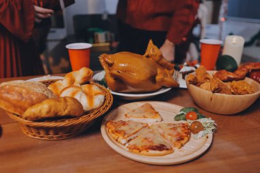 Lezzetli yiyeceklerle süslü ofis Noel Partisi. Noel ağaçları ve şenlik ışıklarıyla dekore edilmiş bir ofis, bir tatil partisi için hazırlanıyor..