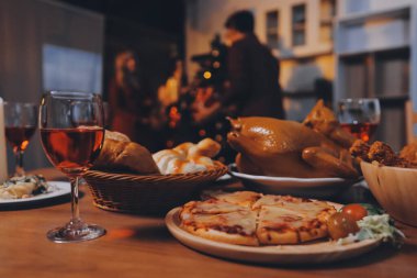 Lezzetli yiyeceklerle süslü ofis Noel Partisi. Noel ağaçları ve şenlik ışıklarıyla dekore edilmiş bir ofis, bir tatil partisi için hazırlanıyor..