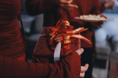 Lezzetli yiyeceklerle süslü ofis Noel Partisi. Noel ağaçları ve şenlik ışıklarıyla dekore edilmiş bir ofis, bir tatil partisi için hazırlanıyor..