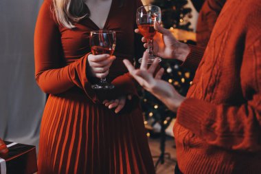 Lezzetli yiyeceklerle süslü ofis Noel Partisi. Noel ağaçları ve şenlik ışıklarıyla dekore edilmiş bir ofis, bir tatil partisi için hazırlanıyor..