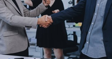 Toplantı, ortaklık ve iş adamları anlaşma, işbirliği ya da biniş için ofiste el sıkışıyor. Çeşitlilik, profesyonellik ve anlaşma için el sıkışma, karşılama veya selamlama.