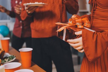Lezzetli yiyeceklerle süslü ofis Noel Partisi. Noel ağaçları ve şenlik ışıklarıyla dekore edilmiş bir ofis, bir tatil partisi için hazırlanıyor..