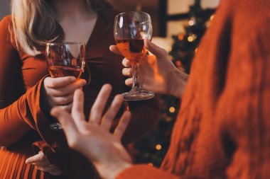 Lezzetli yiyeceklerle süslü ofis Noel Partisi. Noel ağaçları ve şenlik ışıklarıyla dekore edilmiş bir ofis, bir tatil partisi için hazırlanıyor..