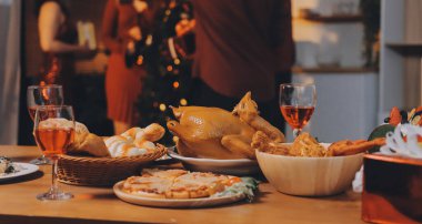 Lezzetli yiyeceklerle süslü ofis Noel Partisi. Noel ağaçları ve şenlik ışıklarıyla dekore edilmiş bir ofis, bir tatil partisi için hazırlanıyor..