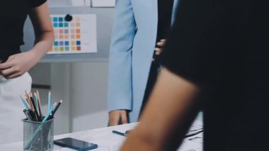 Çizimler ve dijital araçlarla UXUI tasarım beyin fırtınası oturumu