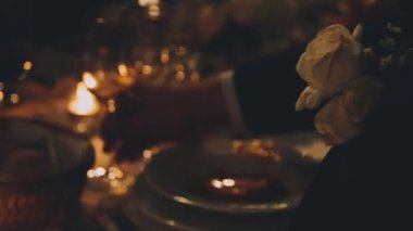 Bahçedeki cama gül şarabı dök, yakından.