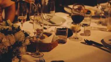 Bahçedeki cama gül şarabı dök, yakından.