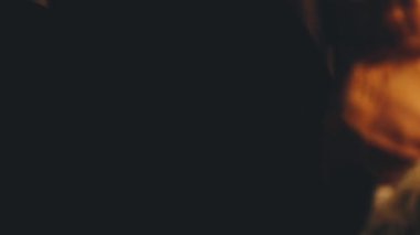 Bahçedeki cama gül şarabı dök, yakından.