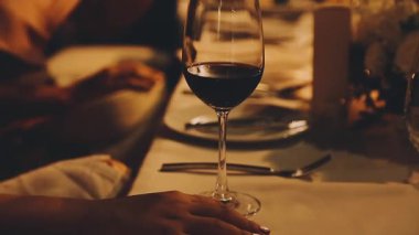 Bahçedeki cama gül şarabı dök, yakından.