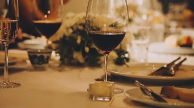 Bahçedeki cama gül şarabı dök, yakından.