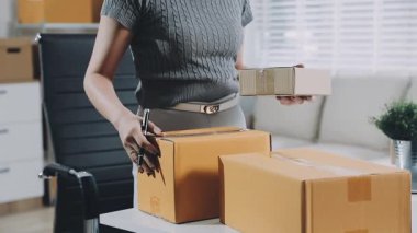 Atelier Tekstilde çalışan genç terzi