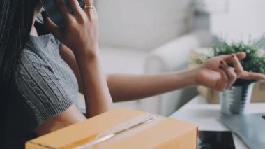 Atelier Tekstilde çalışan genç terzi