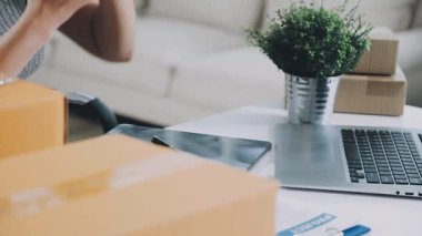 Atelier Tekstilde çalışan genç terzi