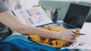 Atelier Tekstilde çalışan genç terzi