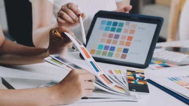 Atelier Tekstilde çalışan genç terzi