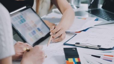 Atelier Tekstilde çalışan genç terzi