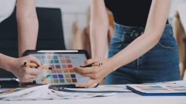 Atelier Tekstilde çalışan genç terzi