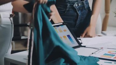 Atelier Tekstilde çalışan genç terzi