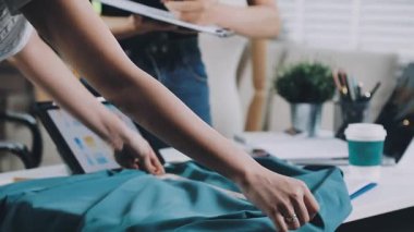 Atelier Tekstilde çalışan genç terzi