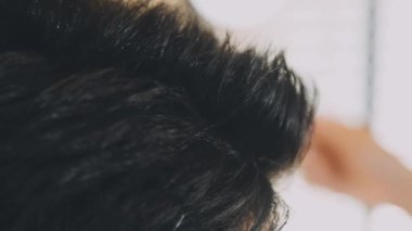 Atelier Tekstilde çalışan genç terzi