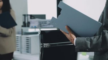 Finans belgesi ve mali muhasebe kavramının rakamlarını hesaplamak için hesap makinesi kullanan bir iş kadını