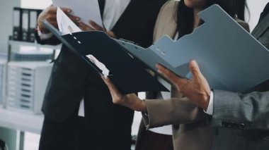 Finans belgesi ve mali muhasebe kavramının rakamlarını hesaplamak için hesap makinesi kullanan bir iş kadını