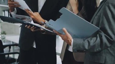 Finans belgesi ve mali muhasebe kavramının rakamlarını hesaplamak için hesap makinesi kullanan bir iş kadını