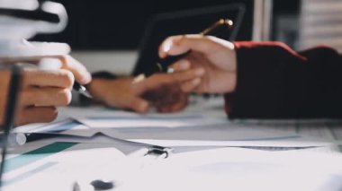 Finans belgesi ve mali muhasebe kavramının rakamlarını hesaplamak için hesap makinesi kullanan bir iş kadını