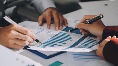 Finans belgesi ve mali muhasebe kavramının rakamlarını hesaplamak için hesap makinesi kullanan bir iş kadını