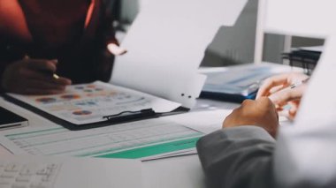 Finans belgesi ve mali muhasebe kavramının rakamlarını hesaplamak için hesap makinesi kullanan bir iş kadını