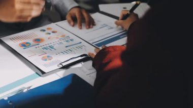 Finans belgesi ve mali muhasebe kavramının rakamlarını hesaplamak için hesap makinesi kullanan bir iş kadını