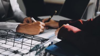 Finans belgesi ve mali muhasebe kavramının rakamlarını hesaplamak için hesap makinesi kullanan bir iş kadını