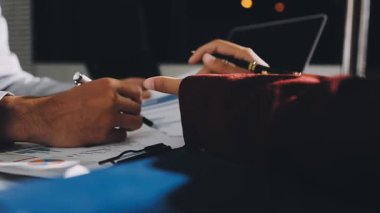 Finans belgesi ve mali muhasebe kavramının rakamlarını hesaplamak için hesap makinesi kullanan bir iş kadını