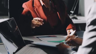 Finans belgesi ve mali muhasebe kavramının rakamlarını hesaplamak için hesap makinesi kullanan bir iş kadını