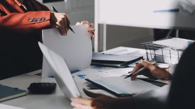 Finans belgesi ve mali muhasebe kavramının rakamlarını hesaplamak için hesap makinesi kullanan bir iş kadını