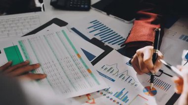 Finans belgesi ve mali muhasebe kavramının rakamlarını hesaplamak için hesap makinesi kullanan bir iş kadını