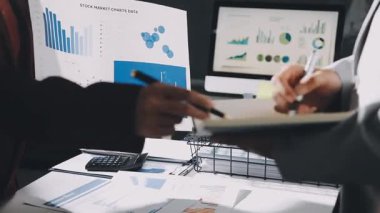 Finans belgesi ve mali muhasebe kavramının rakamlarını hesaplamak için hesap makinesi kullanan bir iş kadını