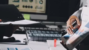 Finans belgesi ve mali muhasebe kavramının rakamlarını hesaplamak için hesap makinesi kullanan bir iş kadını