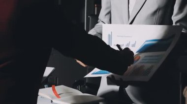 Finans belgesi ve mali muhasebe kavramının rakamlarını hesaplamak için hesap makinesi kullanan bir iş kadını