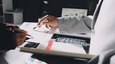 Finans belgesi ve mali muhasebe kavramının rakamlarını hesaplamak için hesap makinesi kullanan bir iş kadını