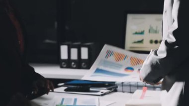 Finans belgesi ve mali muhasebe kavramının rakamlarını hesaplamak için hesap makinesi kullanan bir iş kadını