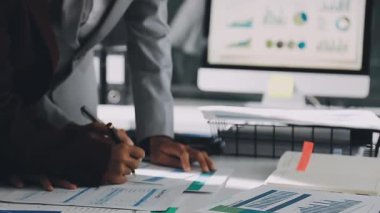 Finans belgesi ve mali muhasebe kavramının rakamlarını hesaplamak için hesap makinesi kullanan bir iş kadını