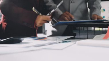 Finans belgesi ve mali muhasebe kavramının rakamlarını hesaplamak için hesap makinesi kullanan bir iş kadını