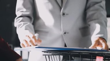 Finans belgesi ve mali muhasebe kavramının rakamlarını hesaplamak için hesap makinesi kullanan bir iş kadını