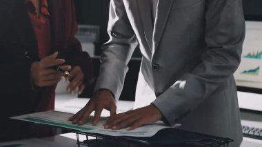 Finans belgesi ve mali muhasebe kavramının rakamlarını hesaplamak için hesap makinesi kullanan bir iş kadını