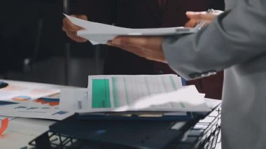 Finans belgesi ve mali muhasebe kavramının rakamlarını hesaplamak için hesap makinesi kullanan bir iş kadını